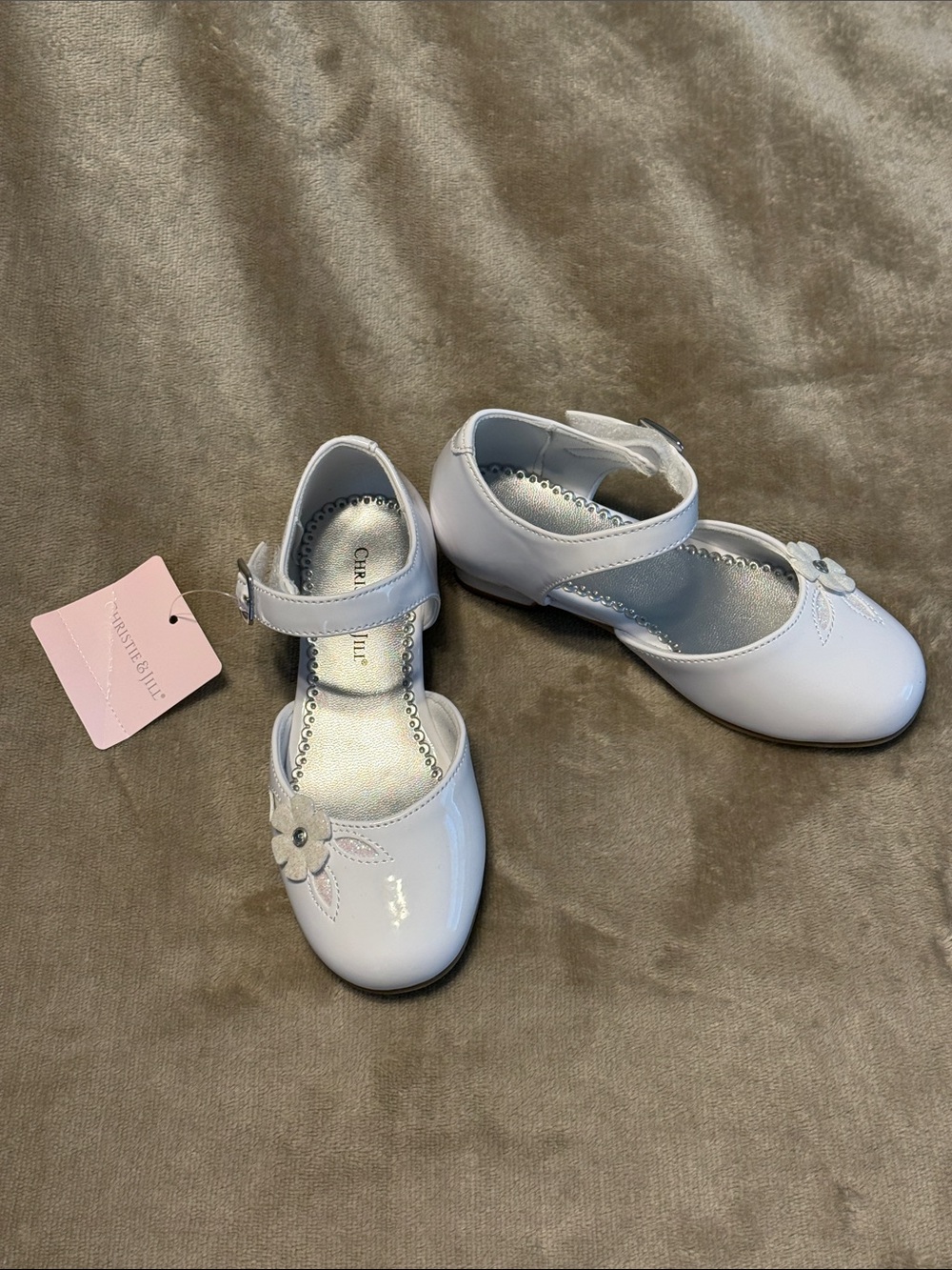 Christina& Jill White Patent Mary Jane Shoes with Flower Accent 9C